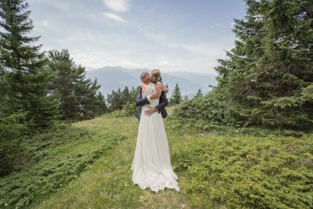 Mariage de Marie et Bertrand à la Chapelle de Crétaz d'Asse d'Aminona à Crans Montana en Suisse - Photographe Julie Rheme
